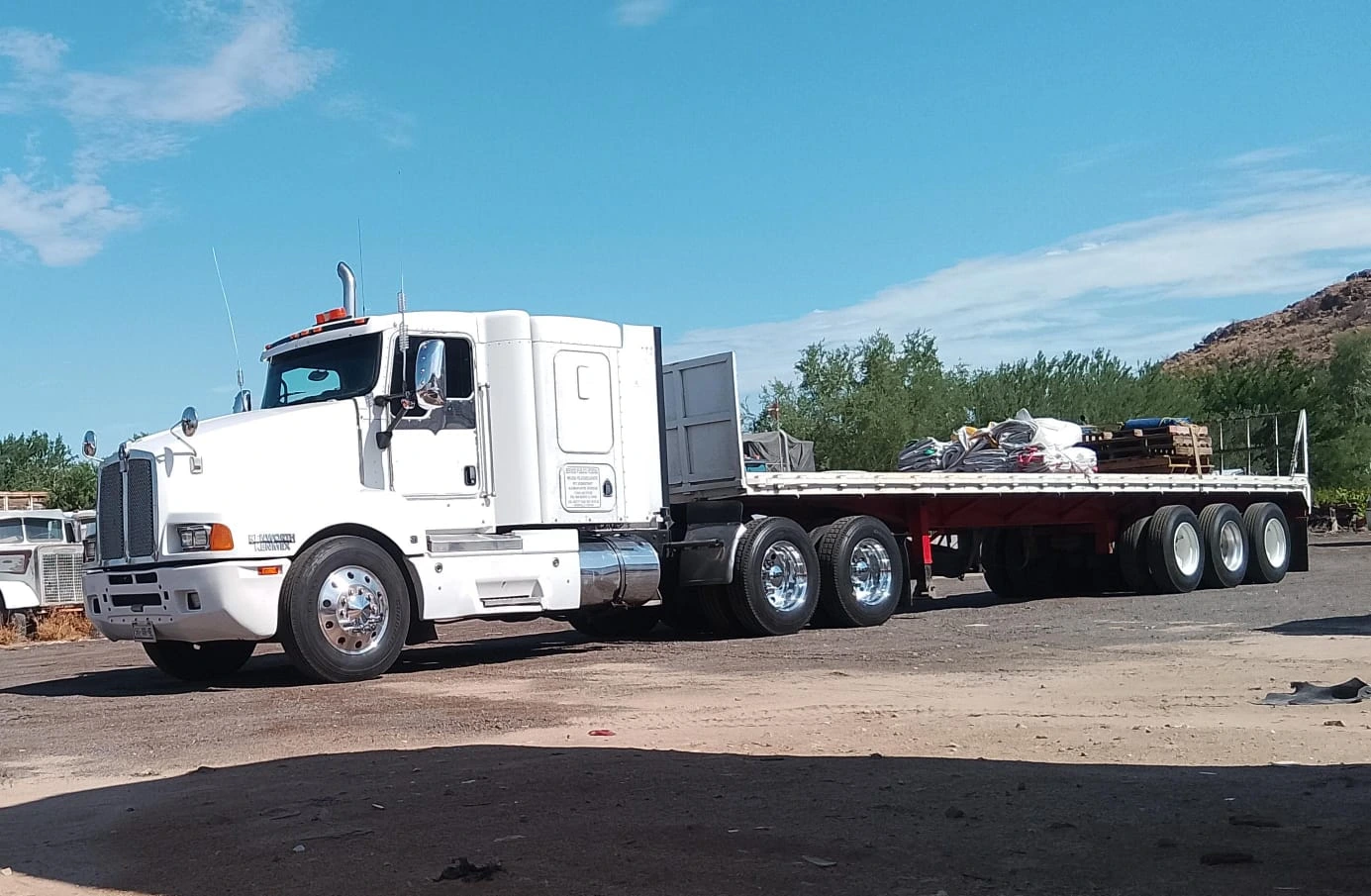 Unidad 1 de Transportes Velázquez con plataforma