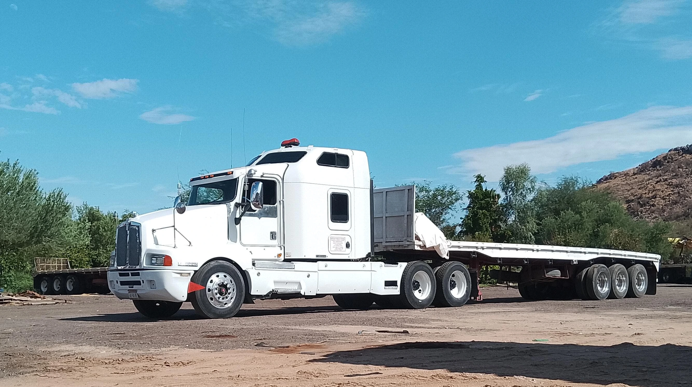 Unidad 2 de Transportes Velázquez con plataforma