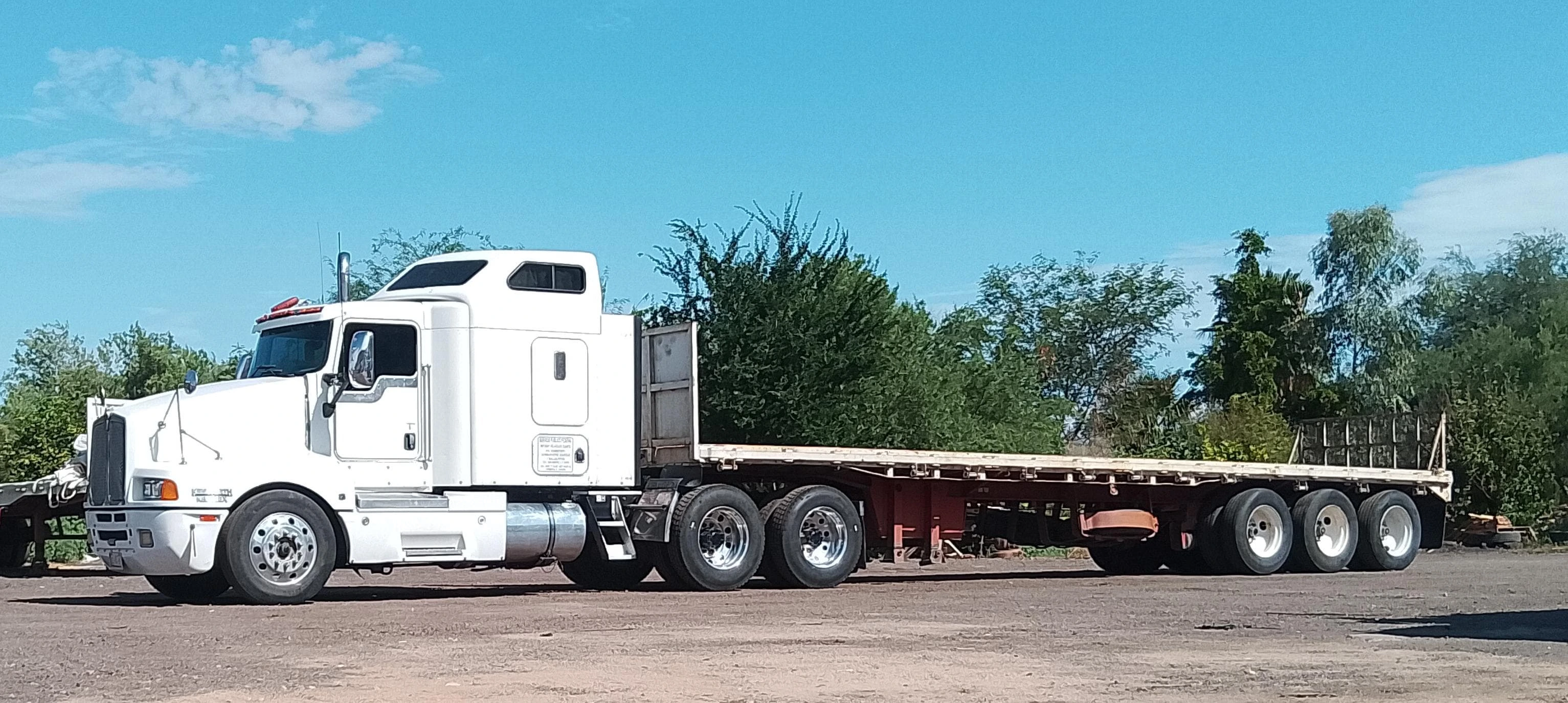 Unidad 3 de Transportes Velázquez con plataforma