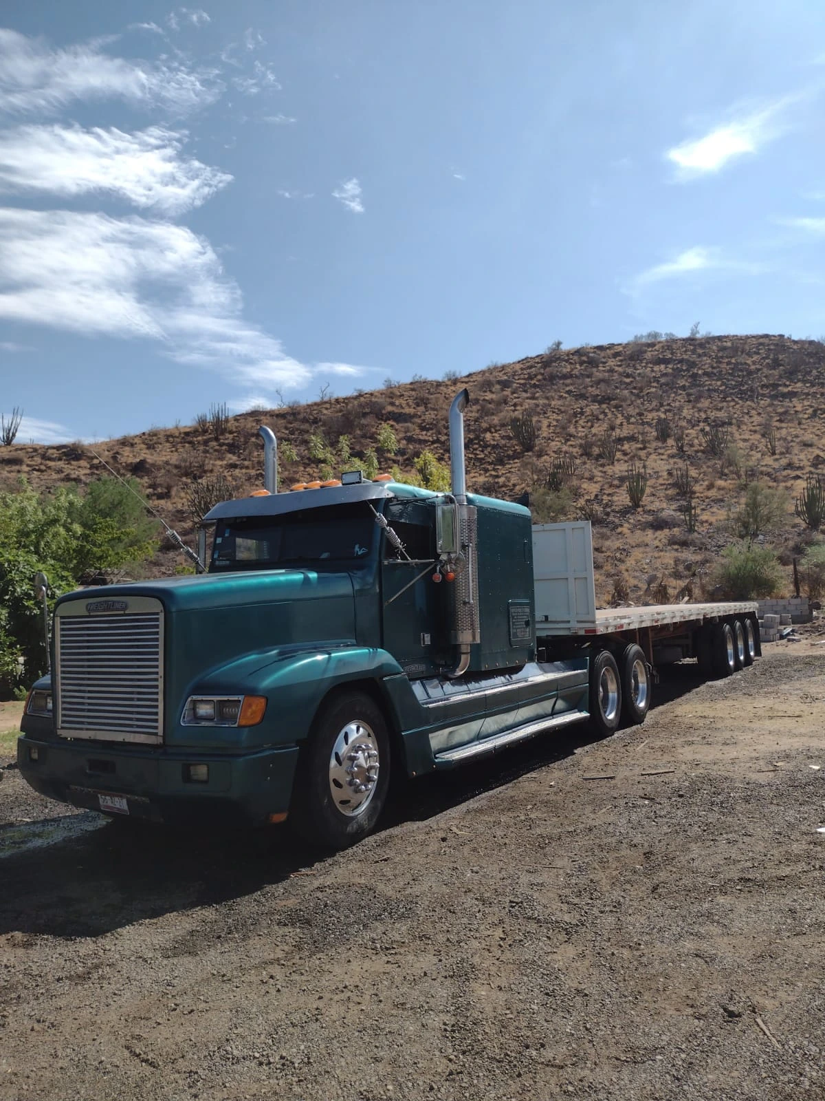 Unidad 4 de Transportes Velázquez con plataforma