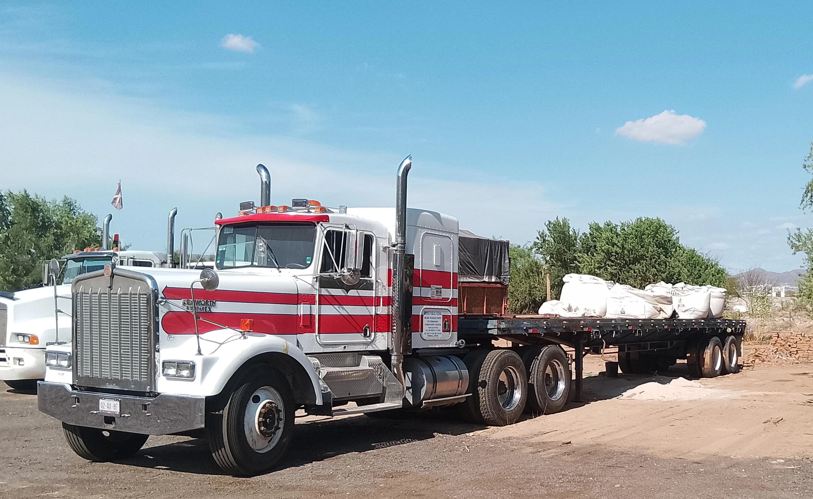 Unidad 5 de Transportes Velázquez con plataforma