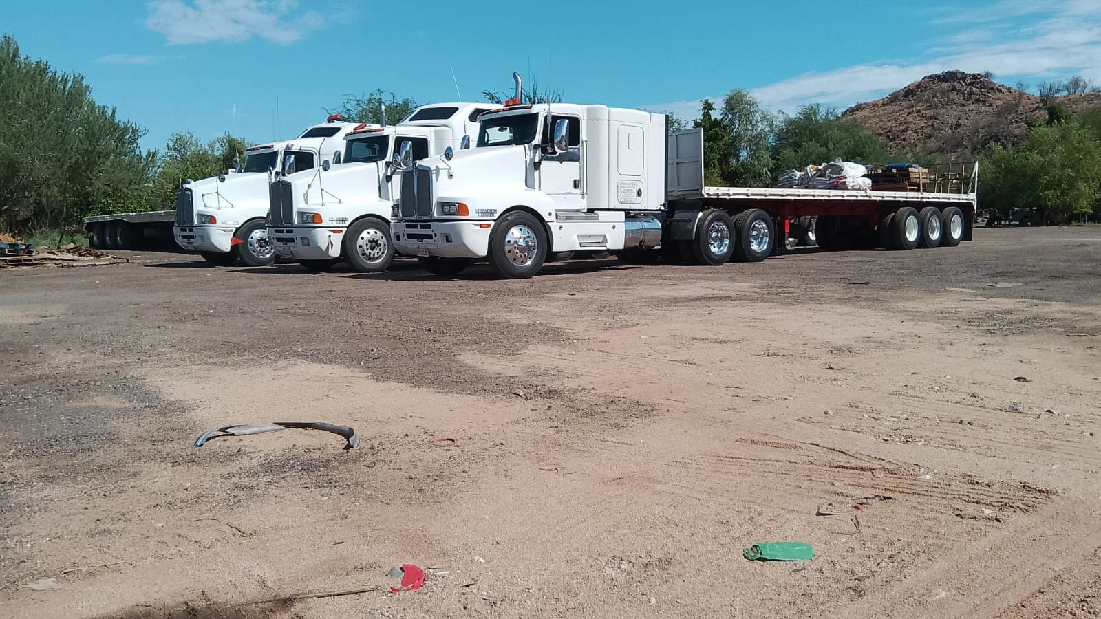 Tres unidades de Transportes Velázquez con plataformas secas